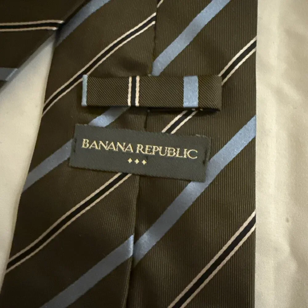 1801 ) BANANA REPUBLIC MEN'S TIE 100% SILK MADE IN ITALY